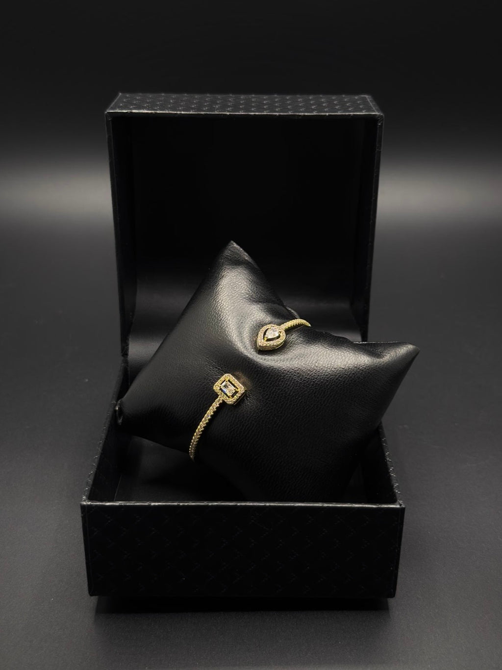 Armreif mit Steinchen